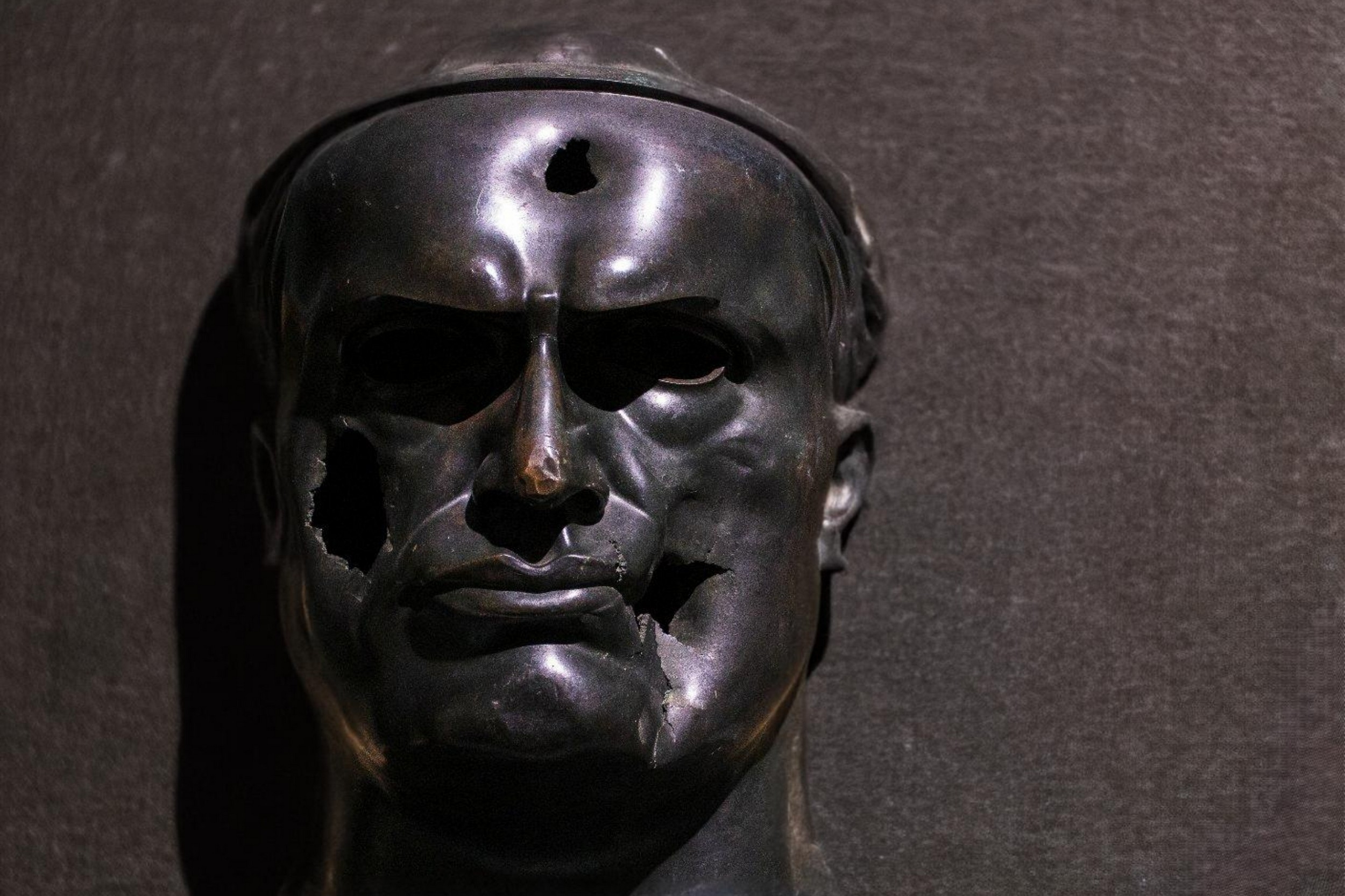 Busto danneggiato - caduta del fascismo