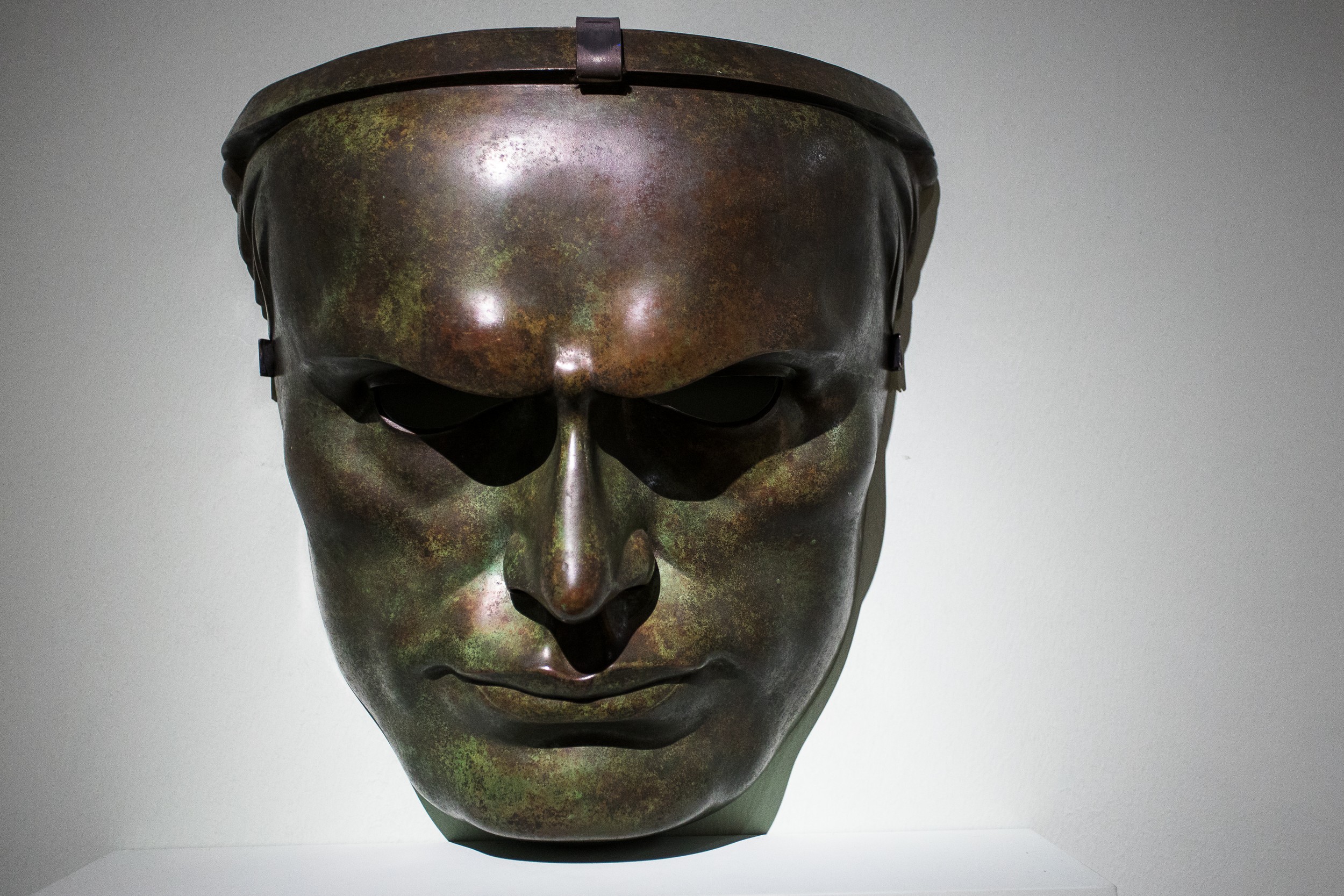 Busto bianco - fascismo mostra lato oscuro